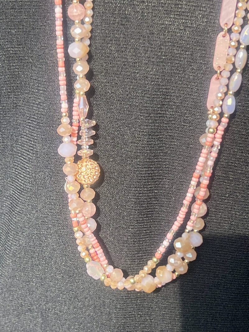 Glam Beads No. 3 – Rosa Statementkette mit Strasskugel, ca. 80 cm, mit Verschluss und Verlängerung, getragen