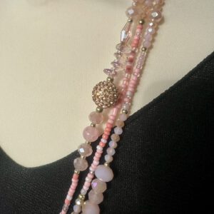 Glam Beads No. 3 – Detailansicht Rosa Statementkette mit Strasskugel, ca. 80 cm, mit Verschluss und Verlängerung, getragen