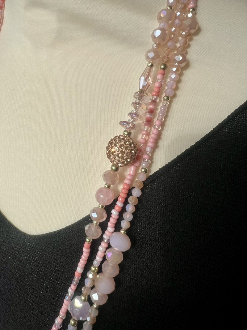 Glam Beads No. 3 – Detailansicht Rosa Statementkette mit Strasskugel, ca. 80 cm, mit Verschluss und Verlängerung, getragen