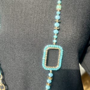 Detailansicht des rechteckigen Anhängers der Kette Aqua Frame – türkis mit Gold