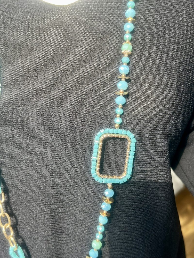 Detailansicht des rechteckigen Anhängers der Kette Aqua Frame – türkis mit Gold