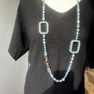 Getragenes Modell der Aqua Frame Kette – modernes Design mit Boho-Vibe