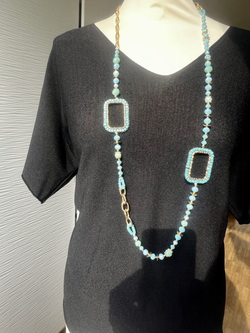 Getragenes Modell der Aqua Frame Kette – modernes Design mit Boho-Vibe