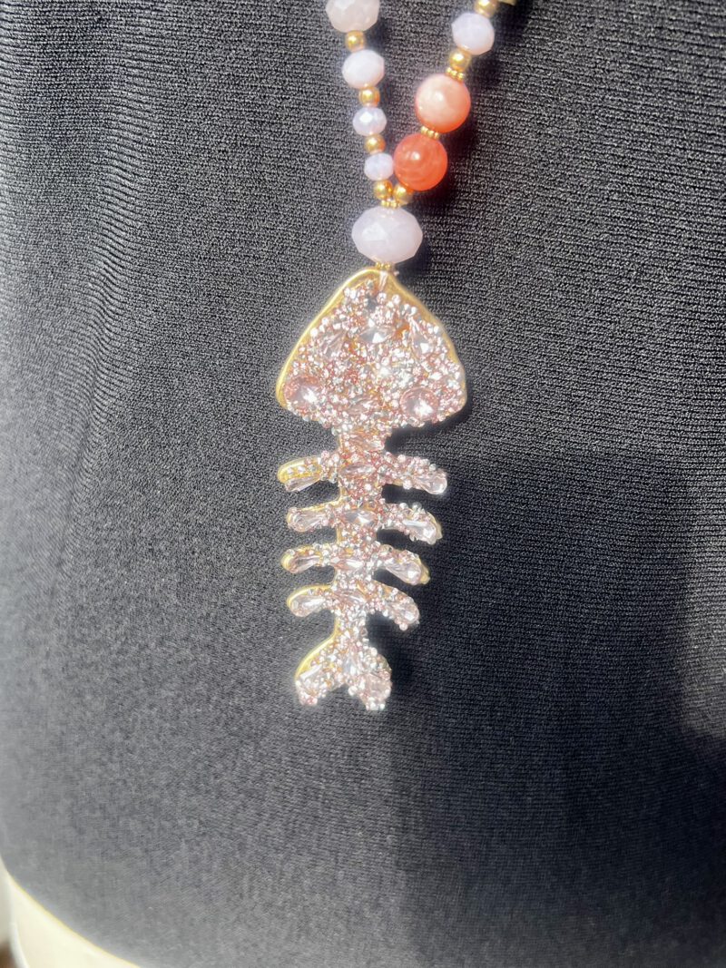 HNK-MARMUERTA-01 – Mar Muerta No. 1 – Fischanhänger Kette Rosé Detail