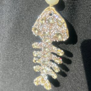 Detailaufnahme der beige-weißen Perlenkette Mar Muerta No. 3 mit Fischgräten-Anhänger – HNK-MARMUERTA-03