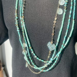 Mehrreihige Boho-Kette in Türkis mit funkelndem Herzanhänger – Modell „Corazón Turquesa“, ca. 80 cm lang