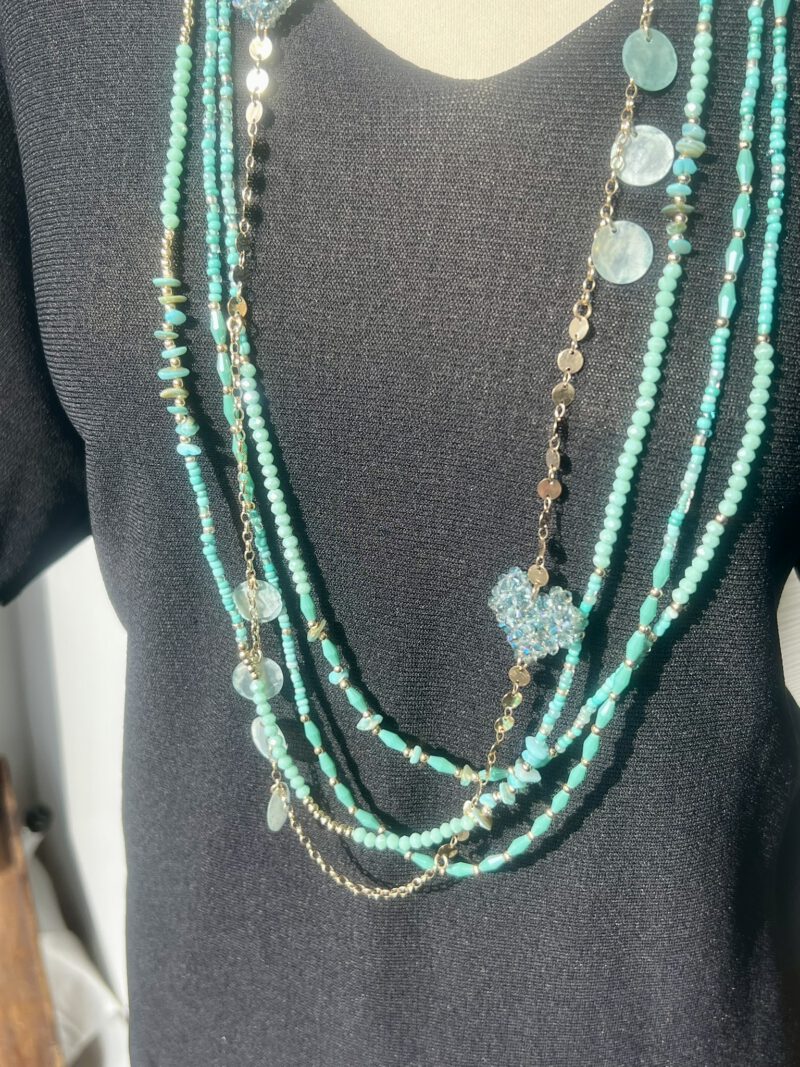 Mehrreihige Boho-Kette in Türkis mit funkelndem Herzanhänger – Modell „Corazón Turquesa“, ca. 80 cm lang