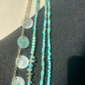 Detailaufnahme Mehrreihige Boho-Kette in Türkis mit funkelndem Herzanhänger – Modell „Corazón Turquesa“, ca. 80 cm lang