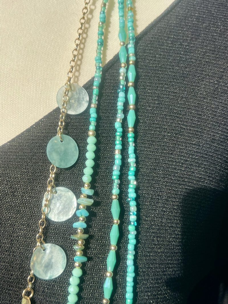 Detailaufnahme Mehrreihige Boho-Kette in Türkis mit funkelndem Herzanhänger – Modell „Corazón Turquesa“, ca. 80 cm lang
