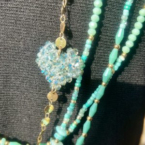 Detailaufnahme: Herz Mehrreihige Boho-Kette in Türkis mit funkelndem Herzanhänger – Modell „Corazón Turquesa“, ca. 80 cm lang
