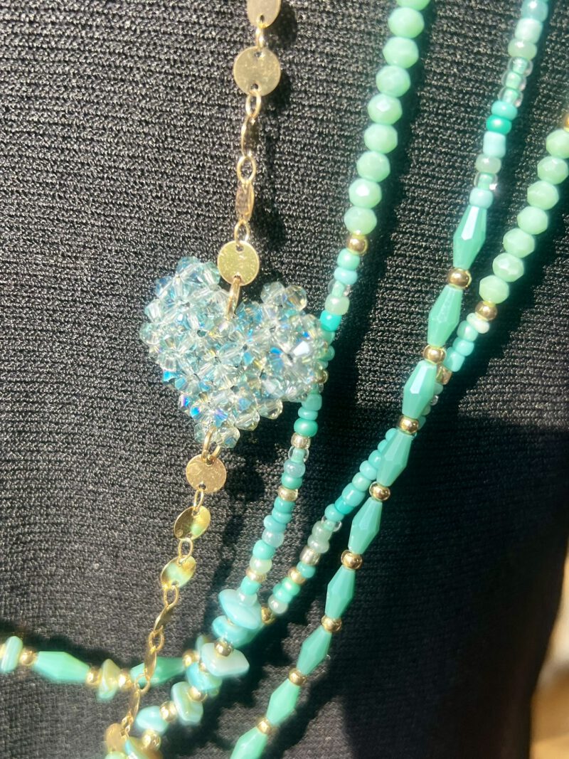Detailaufnahme: Herz Mehrreihige Boho-Kette in Türkis mit funkelndem Herzanhänger – Modell „Corazón Turquesa“, ca. 80 cm lang