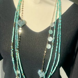 Mehrreihige Boho-Kette in Türkis mit funkelndem Herzanhänger – Modell „Corazón Turquesa“, ca. 80 cm lang