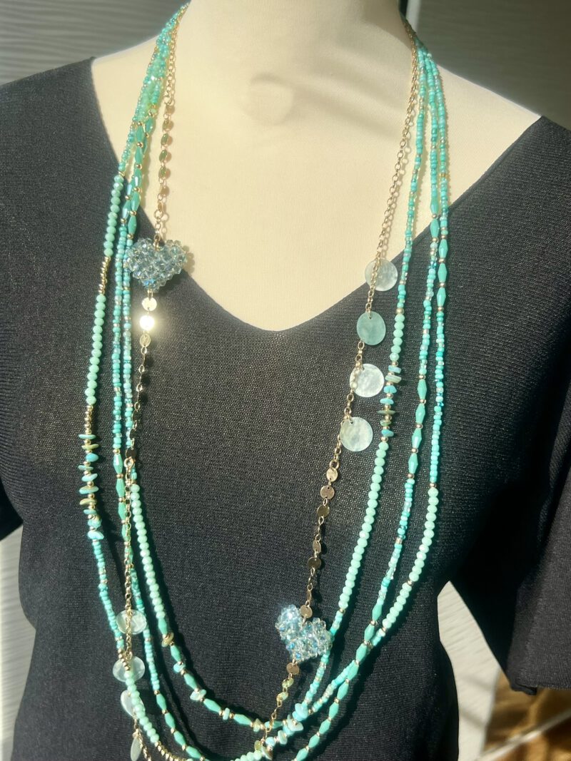 Mehrreihige Boho-Kette in Türkis mit funkelndem Herzanhänger – Modell „Corazón Turquesa“, ca. 80 cm lang