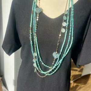 Mehrreihige Boho-Kette in Türkis mit funkelndem Herzanhänger – Modell „Corazón Turquesa“, ca. 80 cm lang
