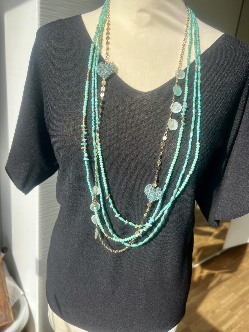 Mehrreihige Boho-Kette in Türkis mit funkelndem Herzanhänger – Modell „Corazón Turquesa“, ca. 80 cm lang