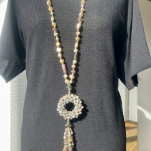 Lange Statement-Kette mit Perlen in Beige und Gold – getragen auf schwarzem Shirt