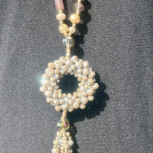 Circle Glam No. 1 – detailreicher runder Anhänger mit Troddeln