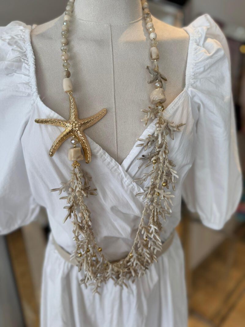 Sea Star No. 2 – cremefarbene Schlupfkette mit Seestern, getragen – HNK-SEASTAR-02